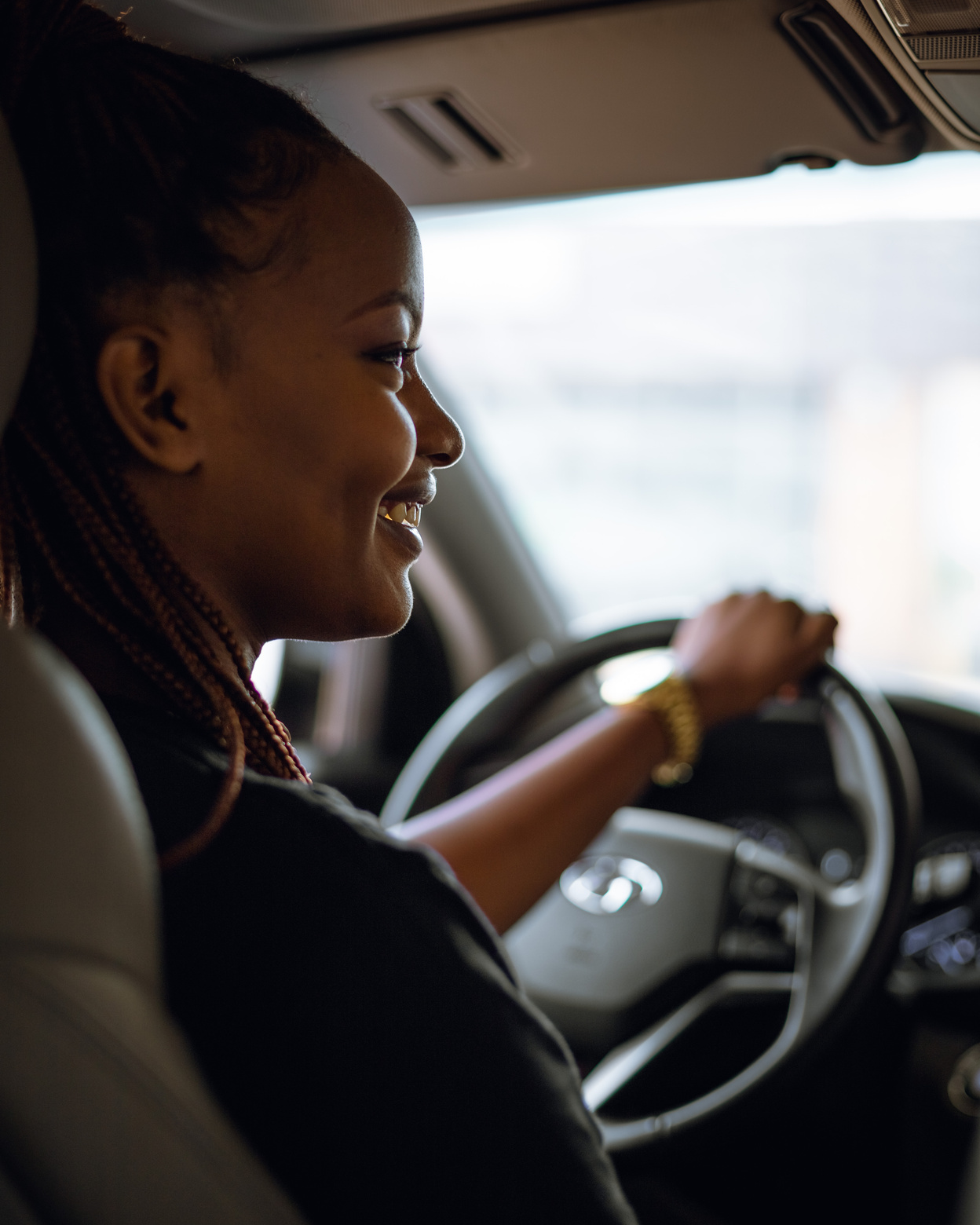 Jeune femme sénégalaise au volant qui conduit 