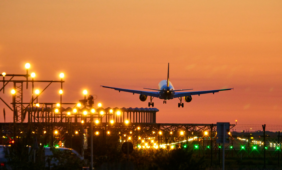 atterrissage d'un avion à l'aéroport Blaise de Diagne de Dakar. Location de véhicule transfert aéroport 